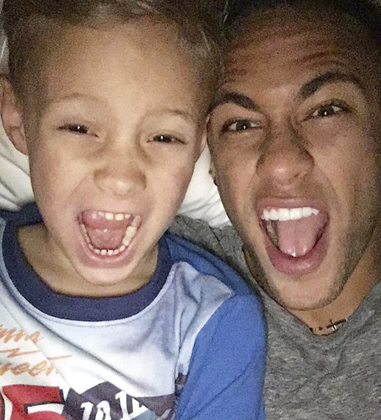 sao bong da quay quan ben gia dinh anh 4