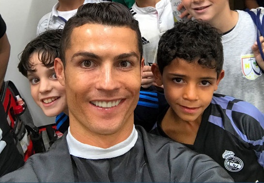 CR7 va sao bong da quay quan ben gia dinh hinh anh