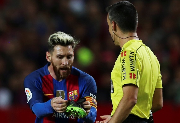 Messi noi gian nem giay vi the phat khong dang co hinh anh