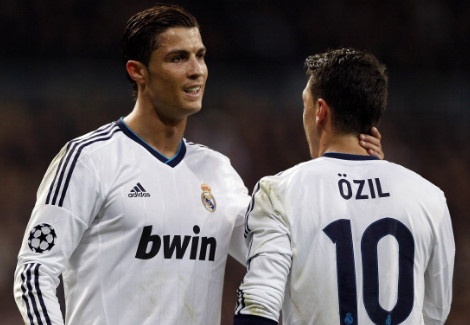 Oezil hoan thien hon nho Ronaldo hinh anh