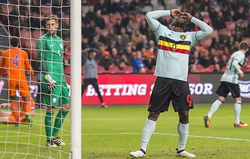 Lukaku bo lo co hoi kho tin, Bi hoa Ha Lan 1-1 hinh anh