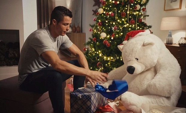 Ronaldo dien 'O nha mot minh' hinh anh