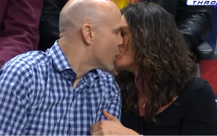 Nhung nu hon cuong nhiet o tran Timberwolves vs Lakers hinh anh