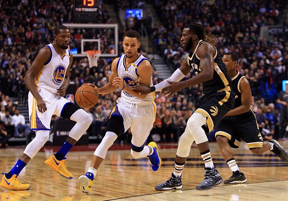 Curry toa sang giup Warriors danh bai Raptors hinh anh