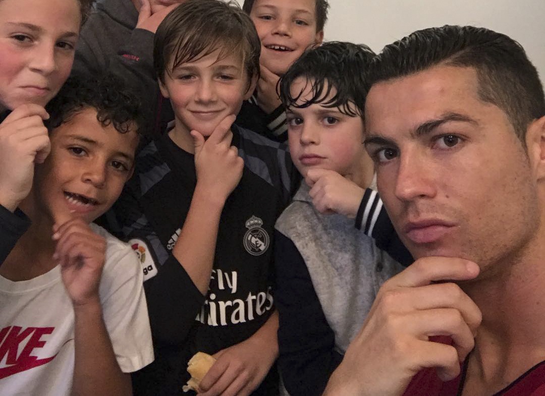 Ronaldo va con trai tai hien man an mung moi hinh anh