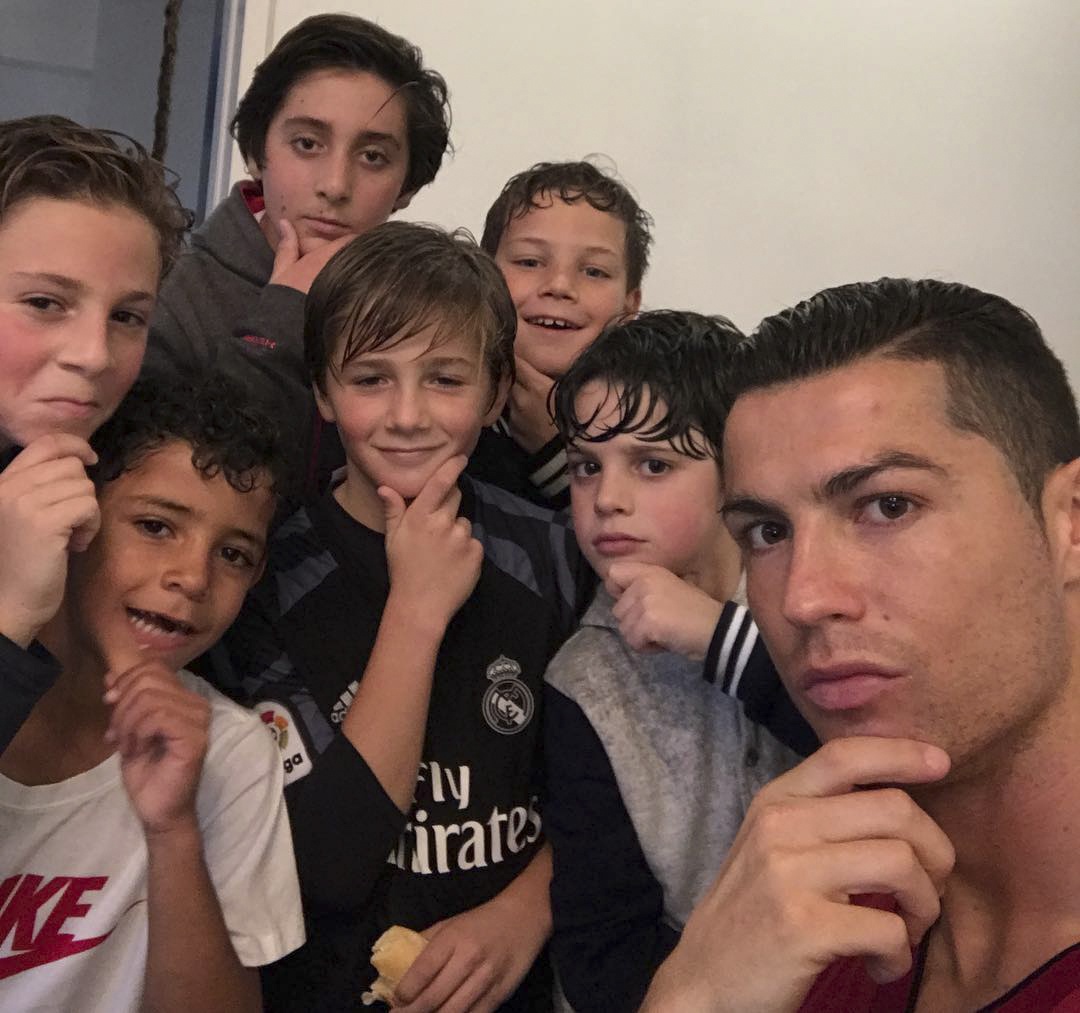 Ronaldo va con trai anh 2