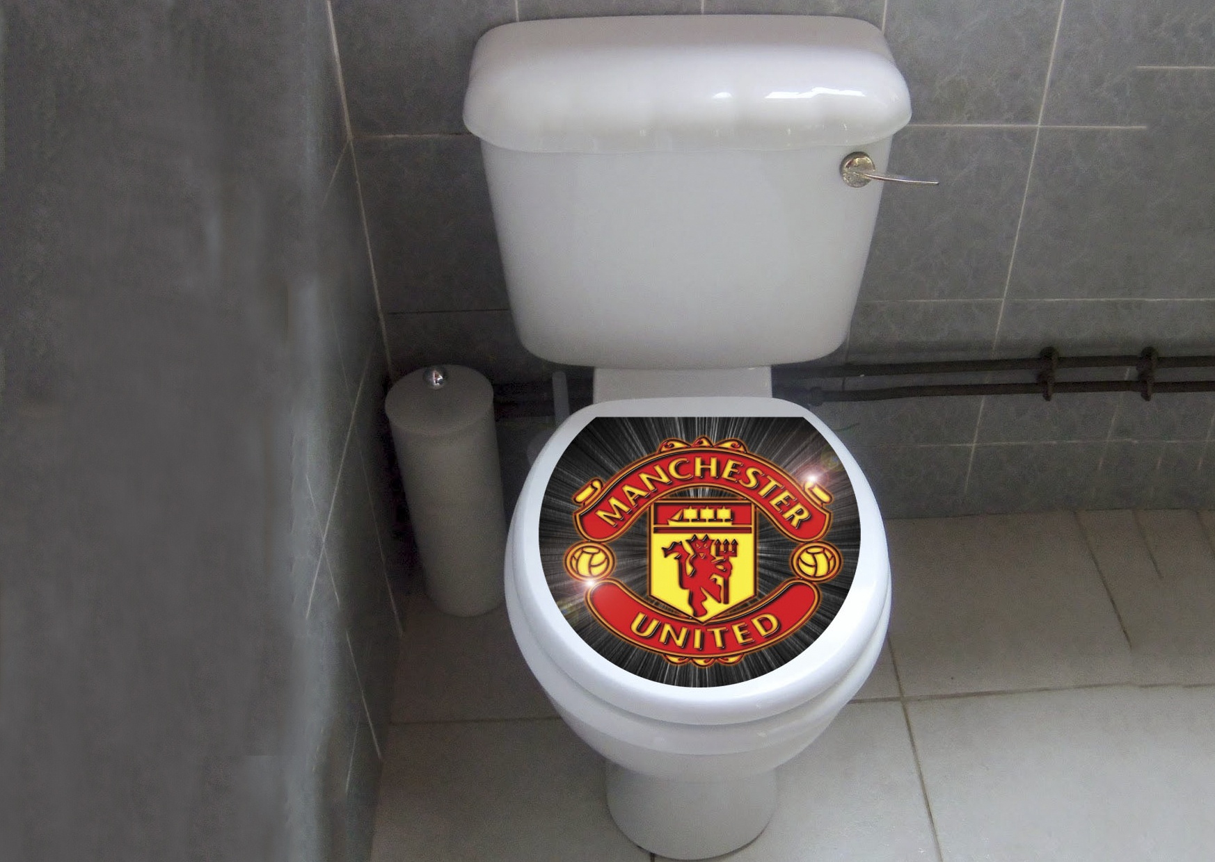 Fan tron ve bang cach qua dem trong toilet san Old Trafford hinh anh