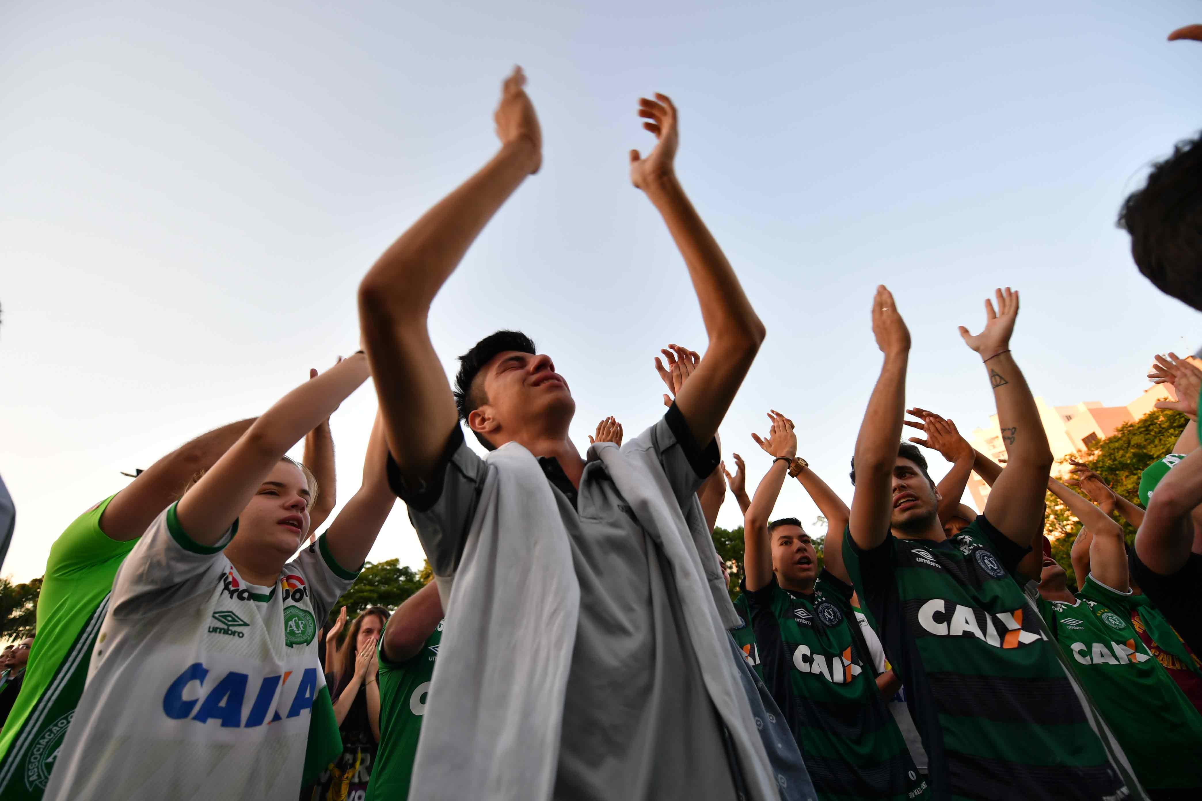 giọt nước mắt tiễn biệt Chapecoense ảnh 11 giot nuoc mat tien biet Chapecoense anh 11