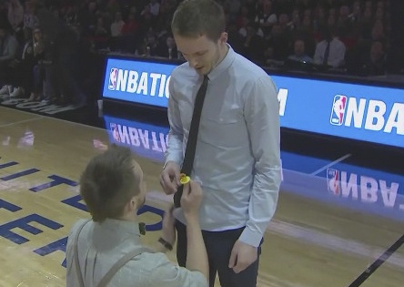 Man cau hon bat ngo cua cap dong tinh tai NBA hinh anh