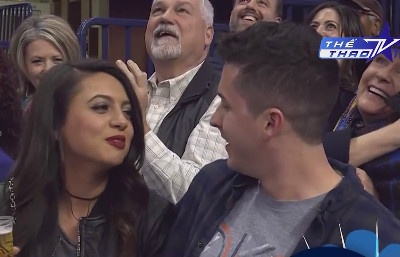 Nhung nu hon bat ngo tren khan dai NBA hinh anh