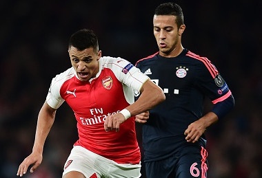 Bayern cham tran Arsenal, Barca doi dau PSG hinh anh