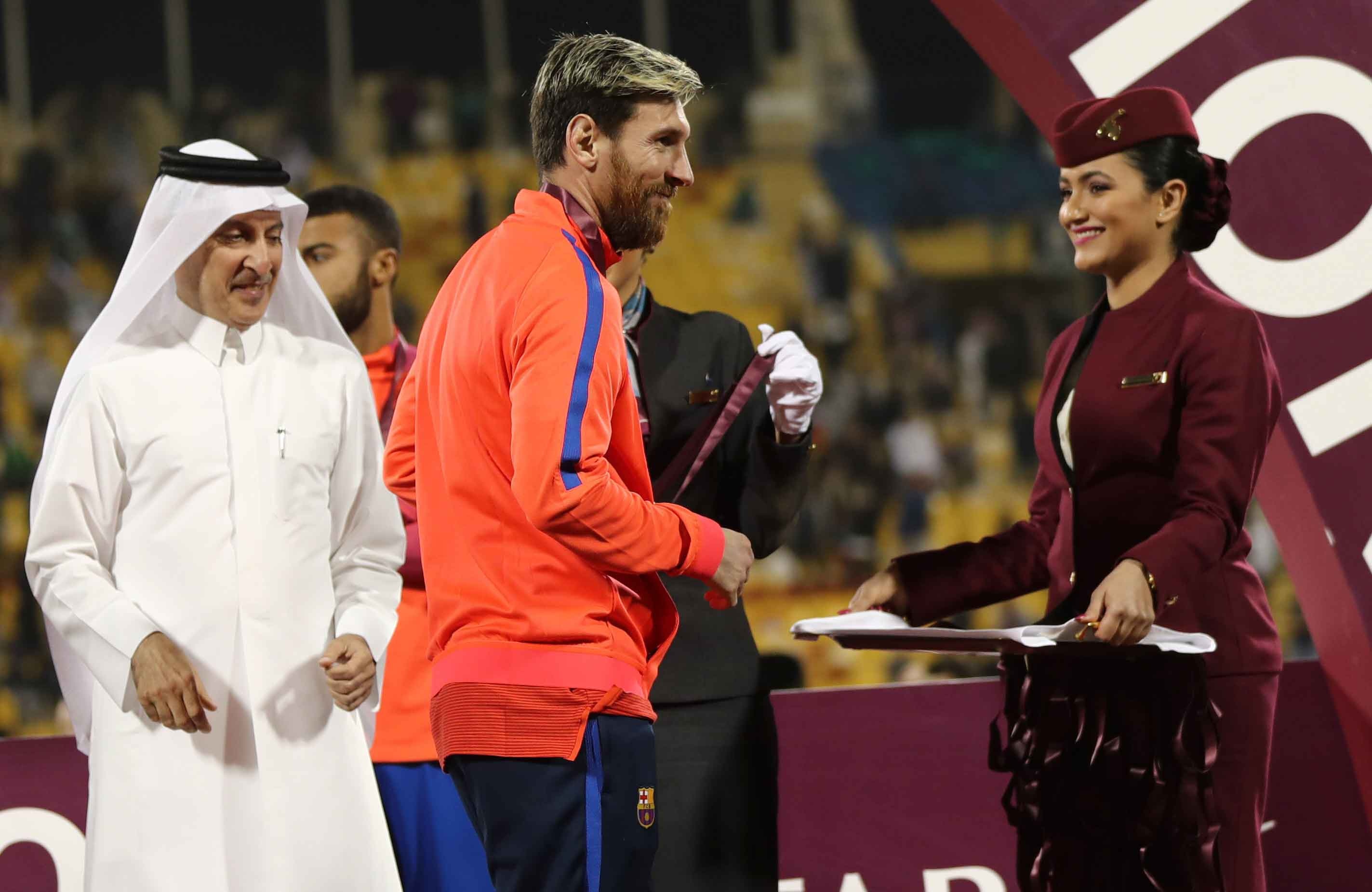 Messi va dong doi doat cup vang anh 6