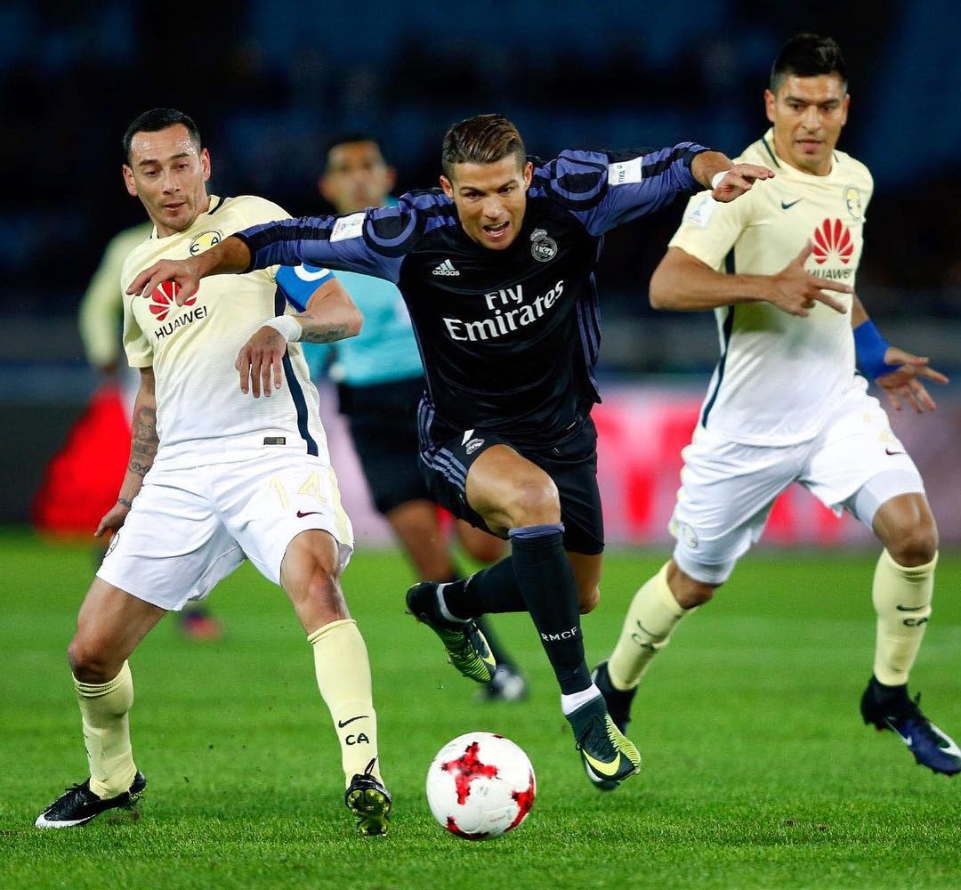 Ronaldo trổ tài sút phạt ảnh 1 Ronaldo tro tai sut phat anh 1