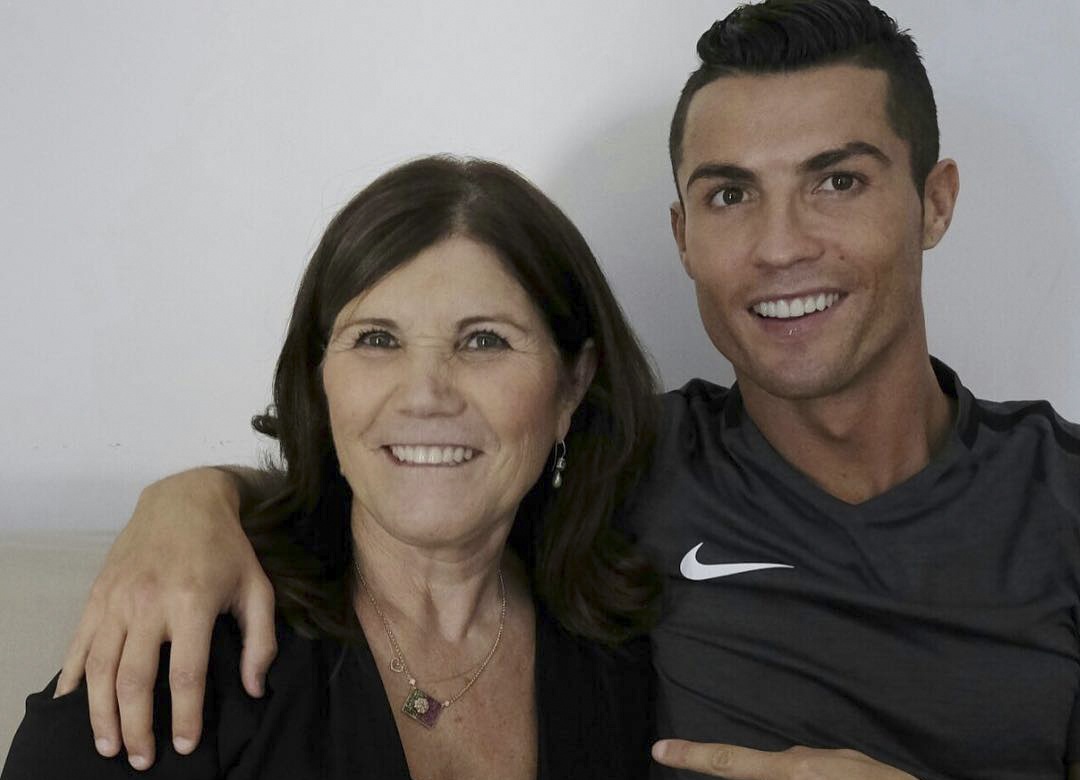 Me Ronaldo hat mung con trai gianh chuc vo dich hinh anh