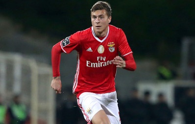 Lo hop dong MU ky voi Lindelof hinh anh