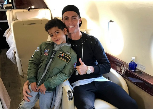 Ronaldo va con trai dap phi co rieng di nghi Giang sinh hinh anh