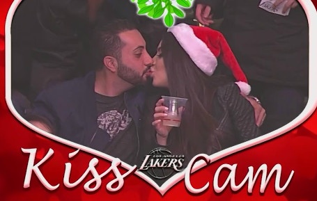 Nhung nu hon bat ngo tren khan dai NBA hinh anh