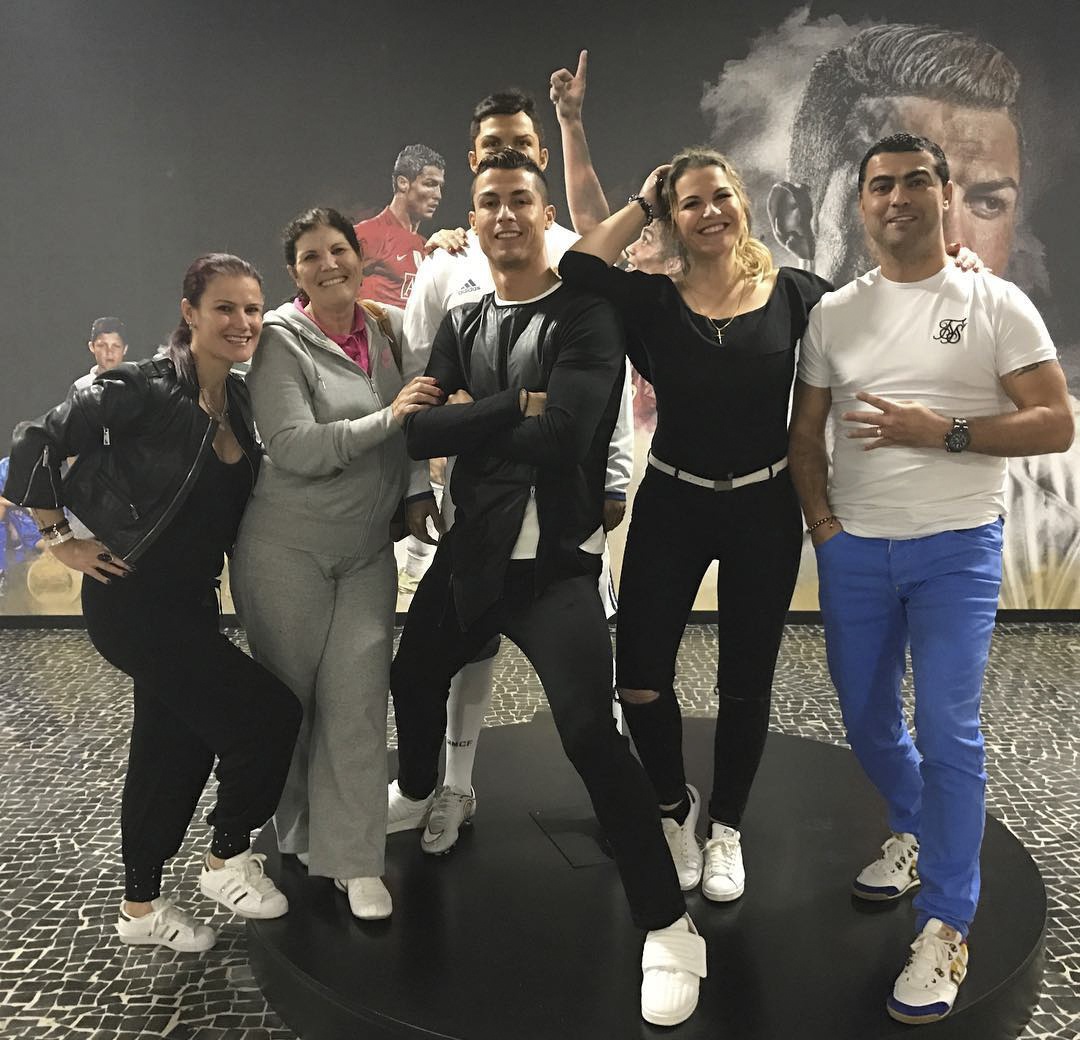 Ronaldo và đồng đội tạo dáng vui nhộn ảnh 5 Ronaldo va dong doi tao dang vui nhon anh 5