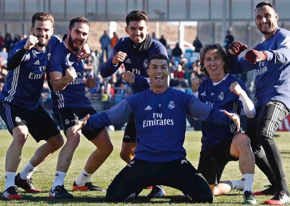 Ronaldo va dong doi tao dang vui nhon tren san tap hinh anh