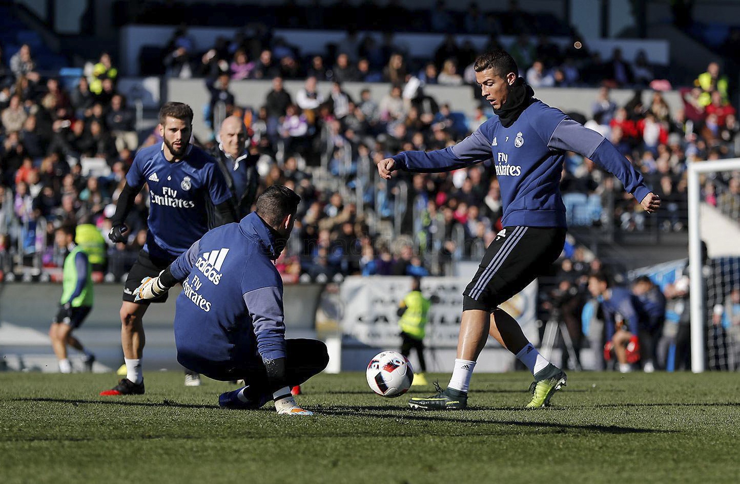 Ronaldo va dong doi tao dang vui nhon anh 1
