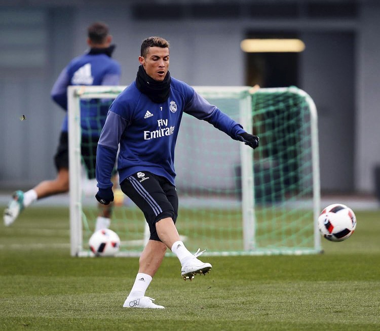 Ronaldo 'khoe' giày mới ảnh 1 Ronaldo 'khoe' giay moi anh 1