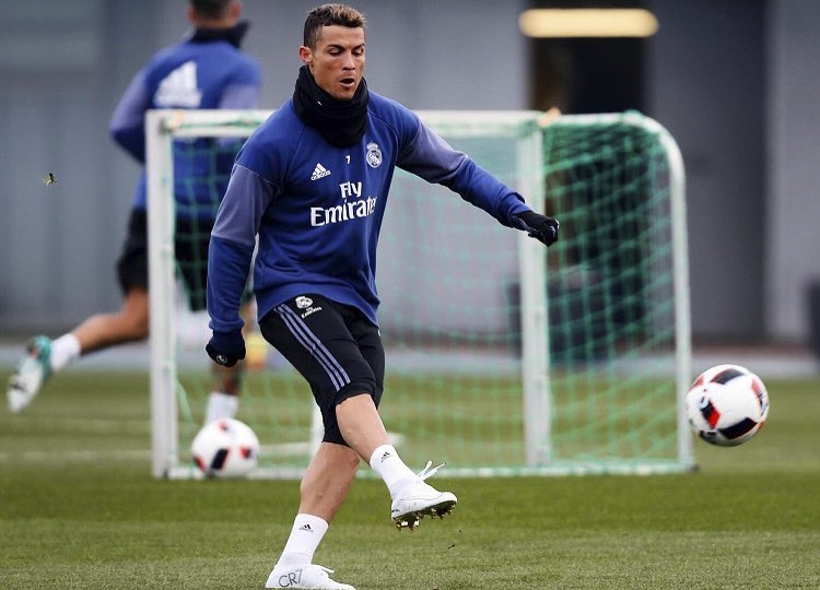 Ronaldo khoe giay moi trong buoi tap dau nam hinh anh