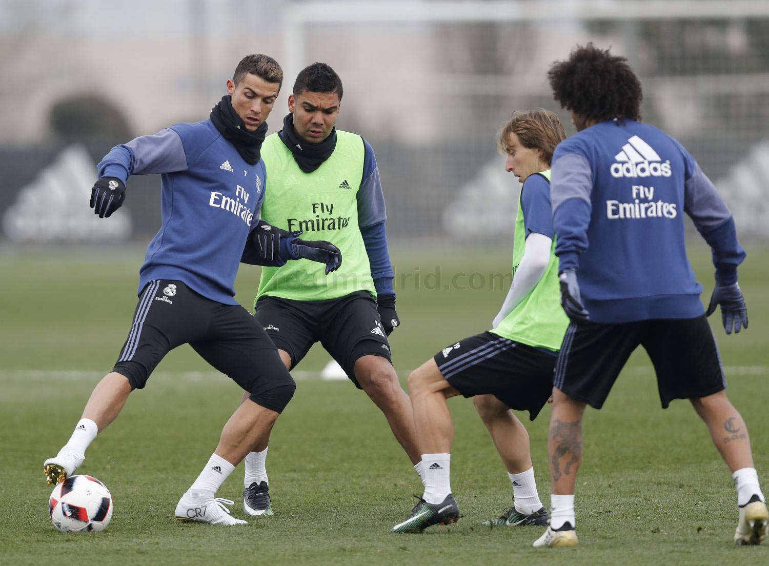 Ronaldo 'khoe' giay moi anh 2