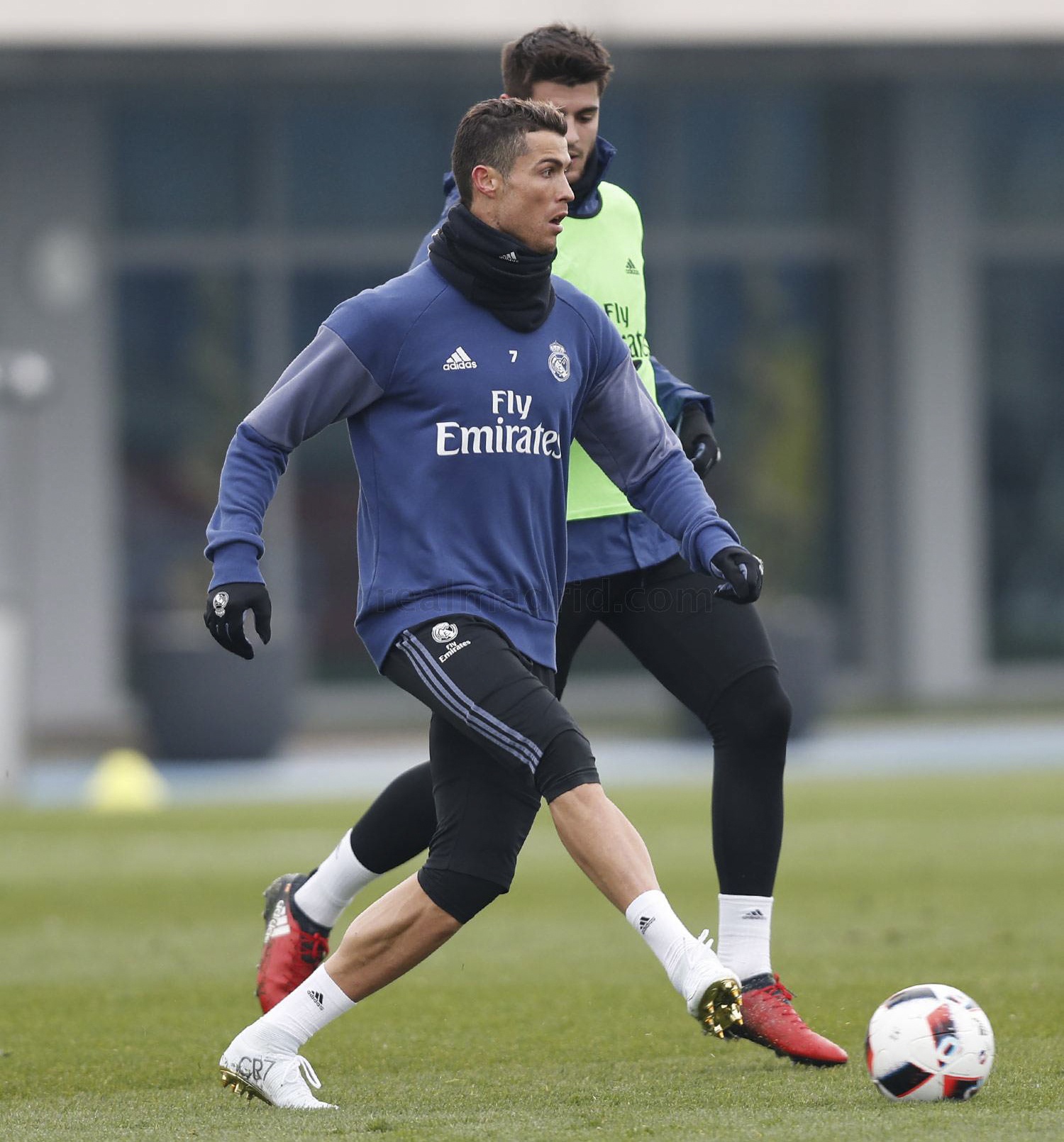 Ronaldo 'khoe' giay moi anh 3