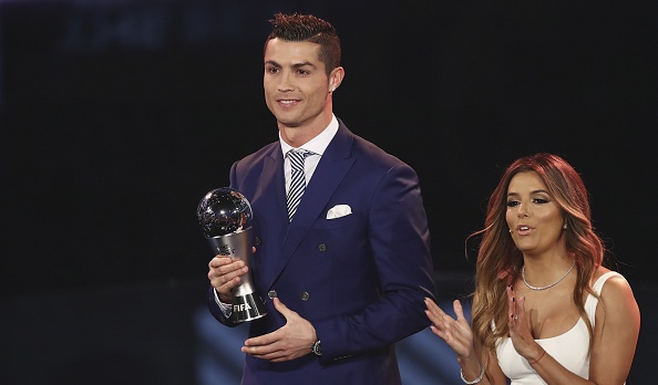 Ronaldo doat giai Cau thu hay nhat nam cua FIFA hinh anh