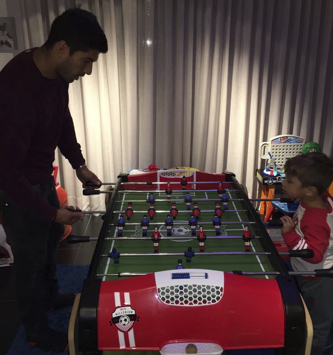 Messi chơi đùa cùng chó ảnh 3 Messi choi dua cung cho anh 3