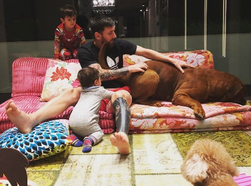 Messi choi dua cung cho khong lo hinh anh