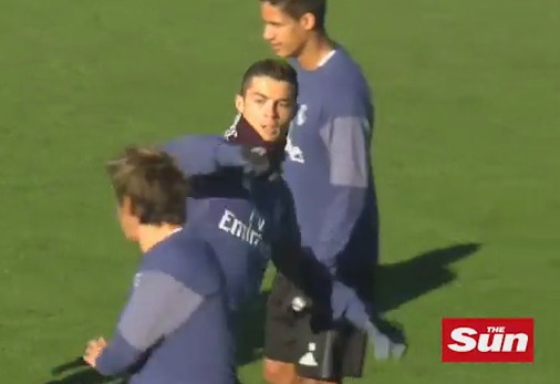 Ronaldo tung cu kung-fu suyt trung mat Coentrao hinh anh