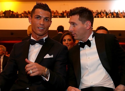 Ronaldo muon nhan dien thoai chuc mung tu Messi hinh anh