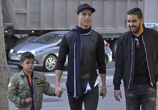 Ronaldo dua con trai di mua sam o khu pho quy toc hinh anh