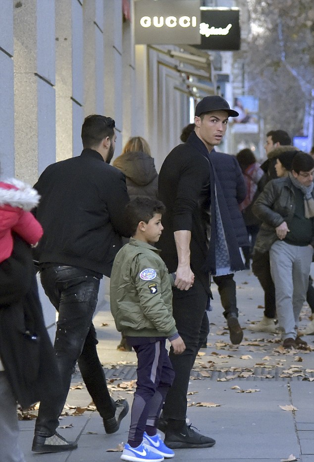 Ronaldo đưa con trai đi mua sắm ảnh 2 Ronaldo dua con trai di mua sam anh 2
