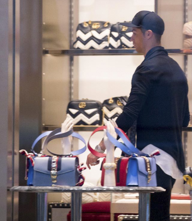 Ronaldo đưa con trai đi mua sắm ảnh 4 Ronaldo dua con trai di mua sam anh 4