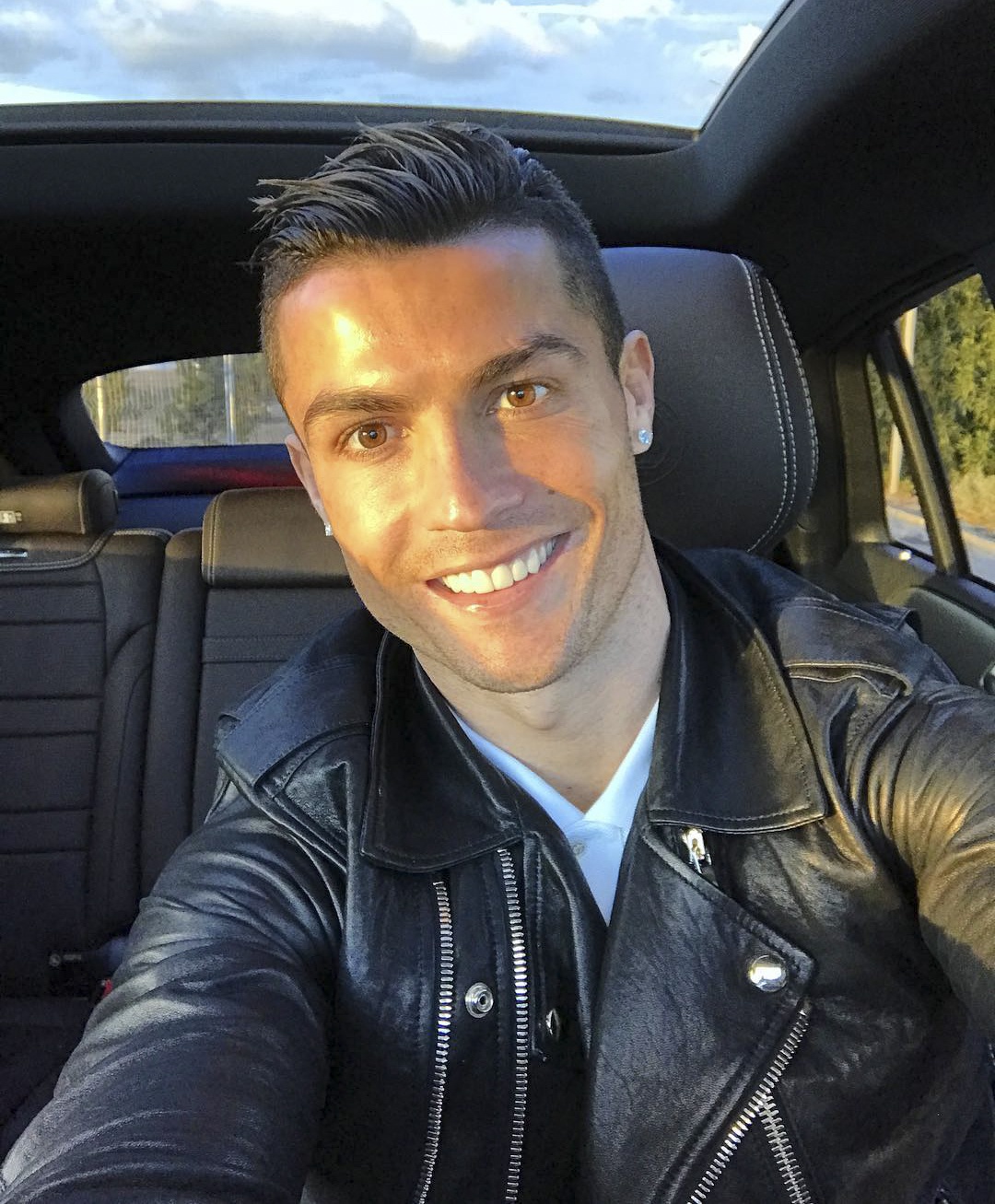 Ronaldo cuoi tuoi anh 1