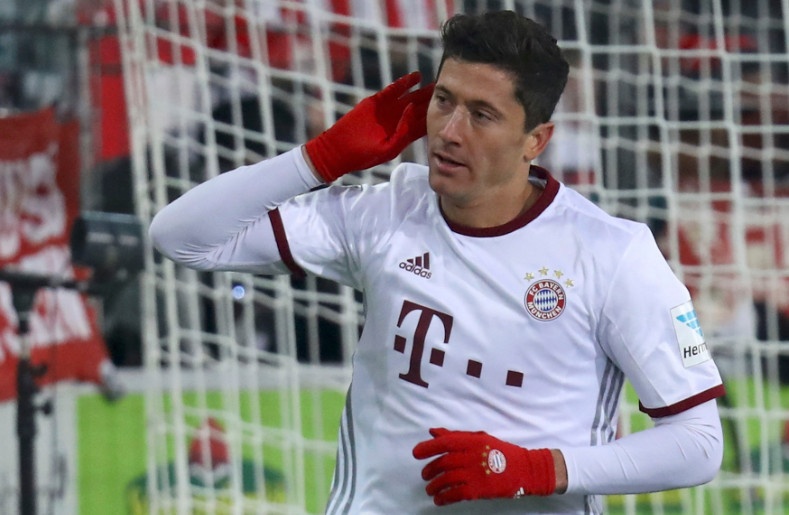 Bayern nguoc dong nho cu dup dang cap cua Lewandowski hinh anh