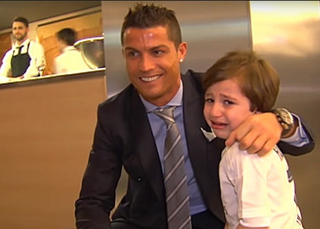 Ronaldo ung ho cau be mo coi vi danh bom hinh anh