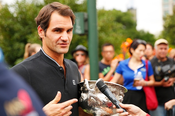 Federer va cup vo dich trong vong vay nguoi ham mo hinh anh