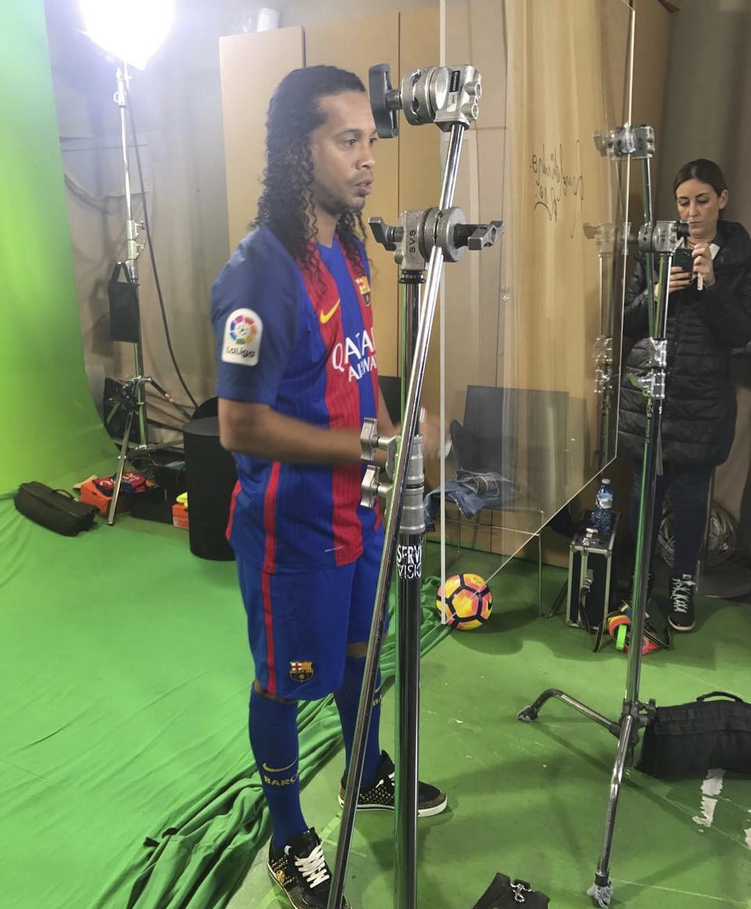Ronaldinho cười tươi trong lễ ký hợp đồng ảnh 4 Ronaldinho cuoi tuoi trong le ky hop dong anh 4