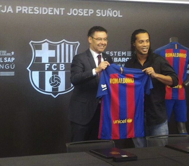 Ronaldinho cười tươi trong lễ ký hợp đồng ảnh 2 Ronaldinho cuoi tuoi trong le ky hop dong anh 2