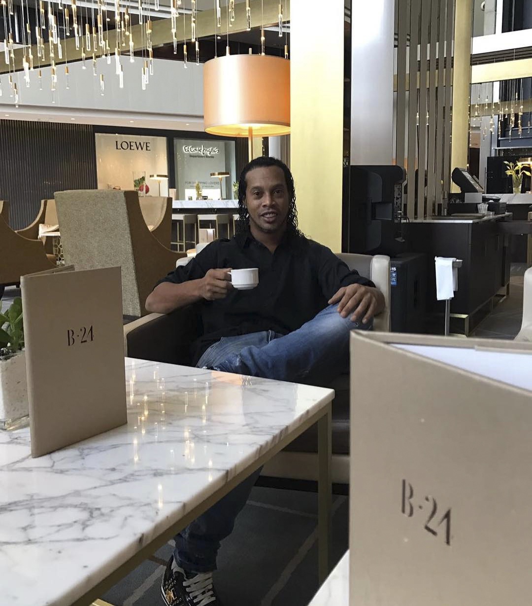 Ronaldinho cười tươi trong lễ ký hợp đồng ảnh 8 Ronaldinho cuoi tuoi trong le ky hop dong anh 8