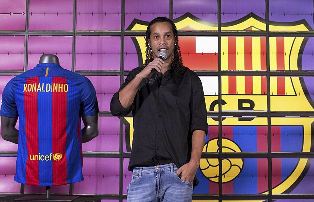 Ronaldinho cười tươi trong lễ ký hợp đồng ảnh 3 Ronaldinho cuoi tuoi trong le ky hop dong anh 3