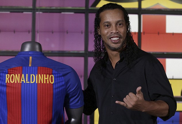 Ronaldinho cuoi tuoi o le ky hop dong voi Barca hinh anh
