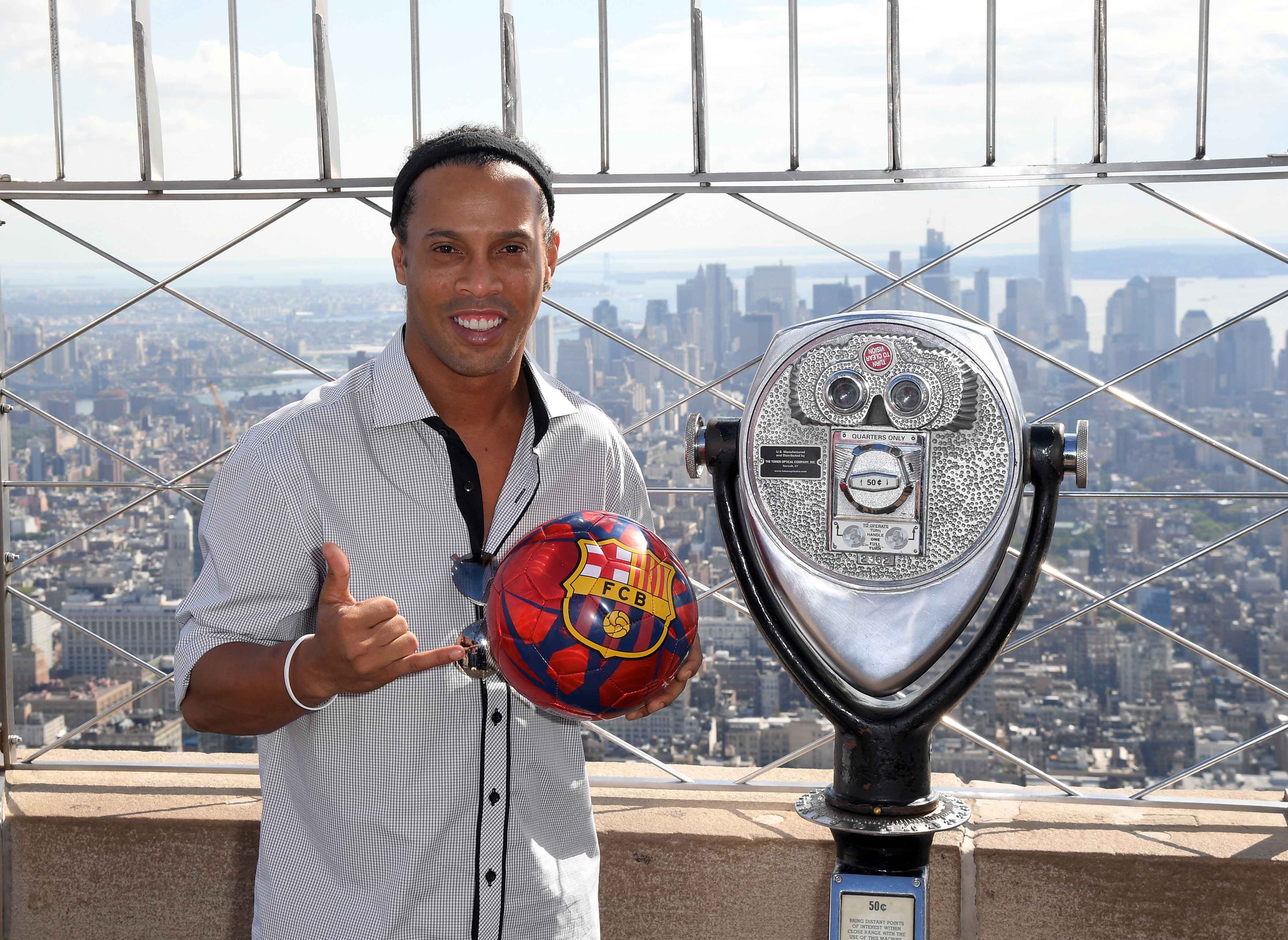 Ronaldinho cười tươi trong lễ ký hợp đồng ảnh 6 Ronaldinho cuoi tuoi trong le ky hop dong anh 6