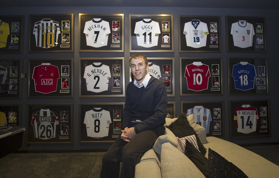 Phil Neville boc hoi 1 trieu bang anh 3