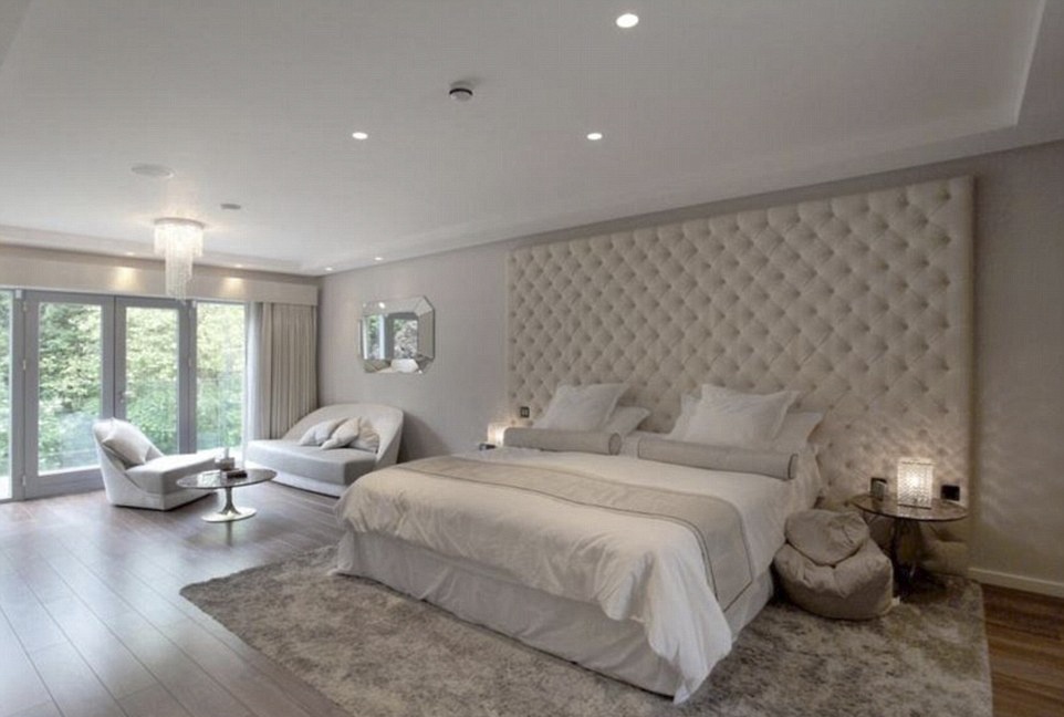 Phil Neville boc hoi 1 trieu bang anh 8