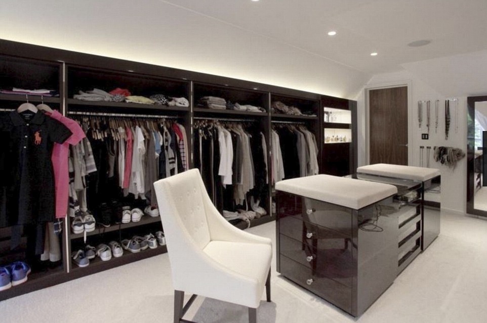 Phil Neville boc hoi 1 trieu bang anh 9