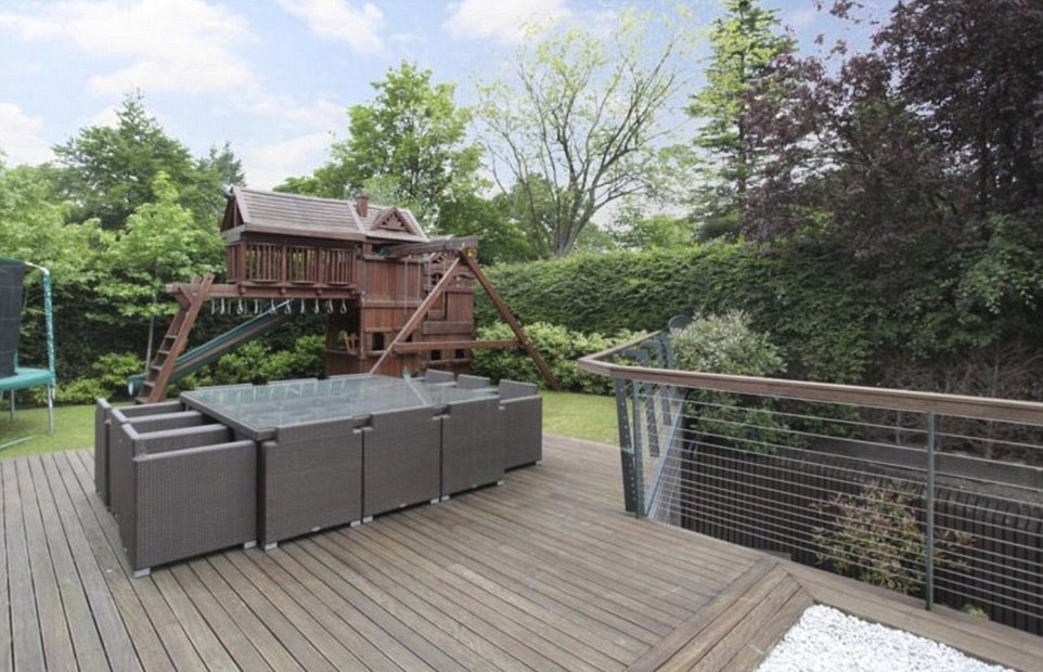 Phil Neville boc hoi 1 trieu bang anh 11